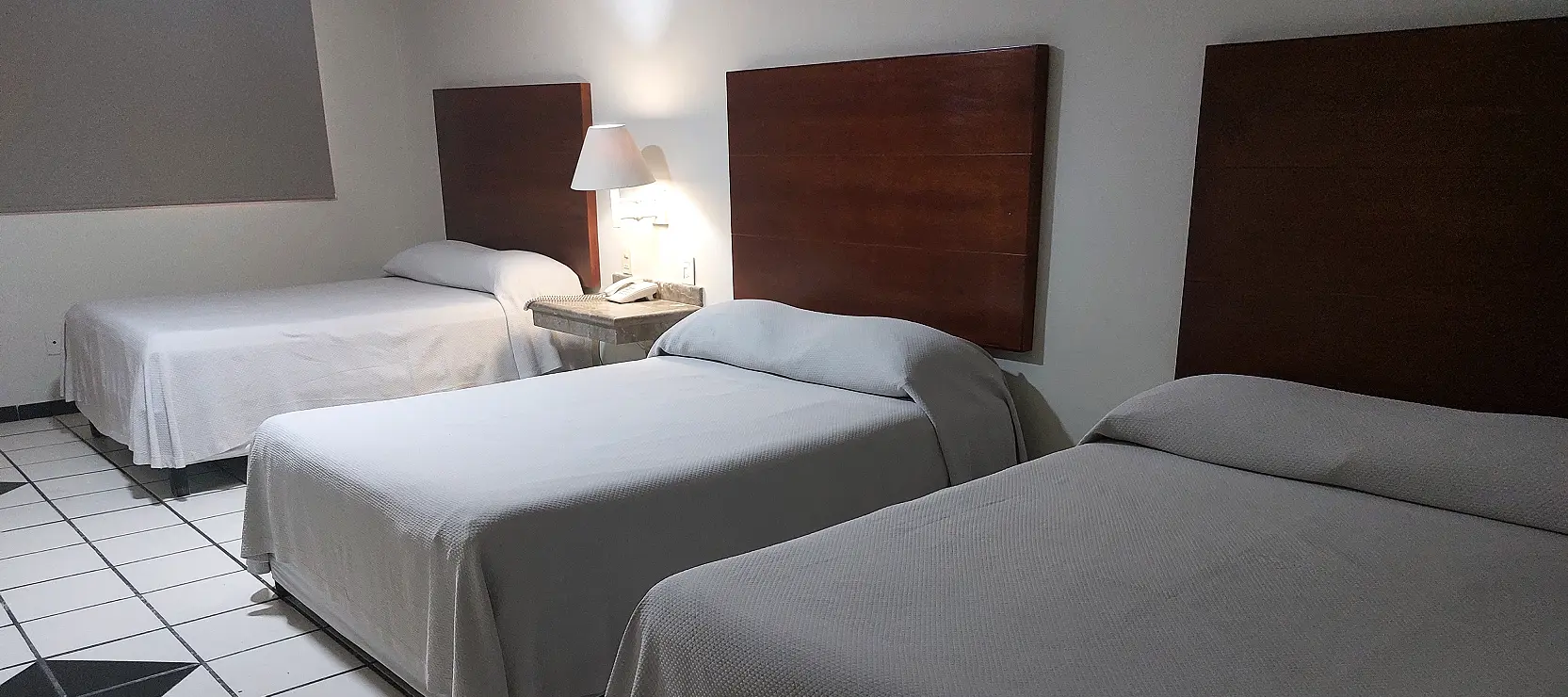 Habitaciones tres camas, Hospedaje Hotel en Culiacán, Sinaloa. Hotel Sands Las Arenas.
