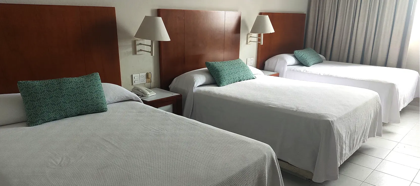 Habitaciones tres camas, Hospedaje Hotel en Culiacán, Sinaloa. Hotel Sands Las Arenas.